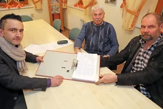 Flutschutz: Bobritzsch-Hilbersdorfer machen mobil - Die Initiatoren Ralf Arnold und Peter Butter übergeben Bürgermeister René Straßberger (v. r.) die Unterschriftensammlung. 
