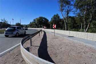 Flutschutz in Zwickau: Wo es noch Probleme gibt und was gegen „Hochwasserdemenz“ hilft - Die Schutzwand an der Mulde in Bockwa ist die zuletzt fertiggestellte Hochwasserschutzmaßnahme von einem Dutzend Projekten, die seit 2005 in Zwickau umgesetzt wurden.