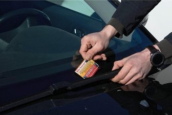 Flyer an Autos geklemmt: Plauener Ordnungshüter gehen gegen Kärtchenverteiler vor - Sorgen immer wieder für Ärger: Werbekarten der Autohändler, die unter Scheibenwischer oder an Autoscheiben gesteckt werden. Doch das ist illegal. Foto: Ellen Liebner