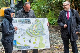 Förderer des Chemnitzer Tierparks stemmen Millionen-Plan - Landschaftsarchitektin Corina Krahnstöver, der Chef des Fördervereins Thomas Paarmann und Oberbürgermeister Sven Schulze am Freitagnachmittag in dem Bereich des Tierparks, der bis Frühjahr entsprechend dem Masterplan umgestaltet werden soll. 