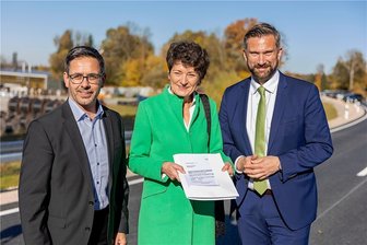 Fördergeld da - Rodewisch kann planen - Sachsens Verkehrsminister Martin Dulig (rechts) hat am Donnerstag Rodewischs Bürgermeisterin Kerstin Schöniger den Fördermittelbescheid über 1,15 Millionen zum Ausbau des Busbahnhofes übergeben. Mit im Bild der CDU-Landtagsabgeordnete Sören Voigt. 
