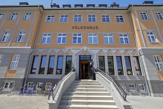 Fördergeld fließt nicht mehr: Meerane streicht Bewegungsangebot für Familien im Volkshaus - Blick zum Volkshaus in Meerane: Hier fand ein Bewegungsangebot für Familien statt.