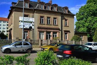 Fördergeld für Villen-Sanierung - Aus der Villa an der Bahnhofstraße soll ein Mehrfamilienhaus werden. Auf dem Grundstück ist außerdem ein Neubau geplant.