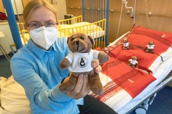 Förderkreis stärkt Kinderklinik in Annaberg-Buchholz - Vor allem die jüngsten Patienten erhalten bei einer stationären Behandlung einen kleinen Teddy zum Kuscheln und Trösten. Bis zu 2500 Kinder und Jugendliche werden in der Regel pro Jahr in der Klinik behandelt. Zudem ist die neue Bettwäsche für die größeren Patienten zu sehen. Im Bild: Friederike Schlemmer.