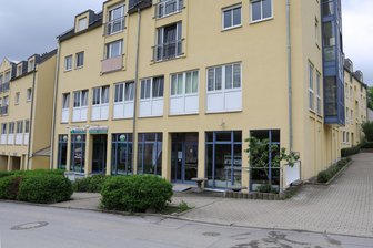 Fördermittel für Demokratieprojekt im Erzgebirge abgelehnt – Mitarbeiter müssen gekündigt werden - Zentral in Thalheim im Erdgeschoss dieses Gebäudes sind die Räume des Projektes „Erzählungen – gestern, heute, morgen“.