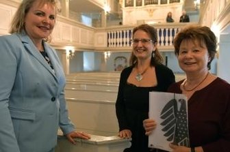 Fördermittel für den Orgelsommer - Veronika Bellmann, Organistin Eva Bublovà und Beate Ebenhöh (v. l.) in der Nassauer Kirche.