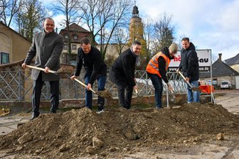 Fördermittel-Magnet Schloss Wolkenburg: Umgestaltung des Schlossparks für 3,5 Millionen Euro startet - Baustart für den Umbau des Schlossparks Wolkenburg: Oberbürgermeister Gerd Härtig, Bundestagsabgeordneter Carlos Kasper, Planer Bert Hoffmann sowie Thomas Richter und Robin Borhardt von den Baufirmen machten den ersten Spatenstich.