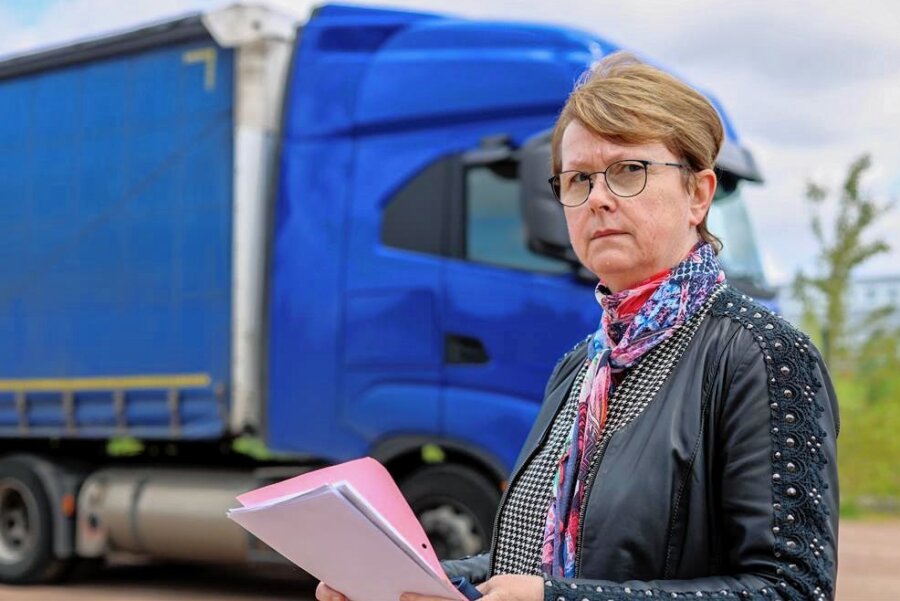 Förderpolitik treibt Frankenberger Spediteurin in die Verzweiflung - Andrea Schmidl vor einem ihrer modernenn Trucks. 