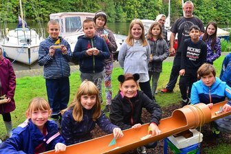 Förderschüler lernen praxisnah - Die Lernförderschule Rochlitz zu Gast beim Marineclub Lauenhain: Vorn in der Wasserbahn schwimmen die selbst gebauten Schiffchen.
