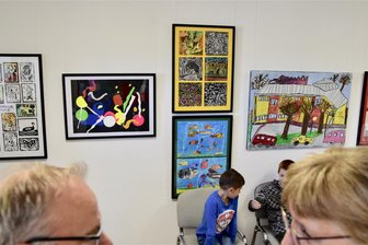 Förderschüler zeigen künstlerische Vielfalt - Einen bunten Mix verschiedener Kunststile präsentieren derzeit Förderschüler in der Rathausgalerie in Niederfrohna.