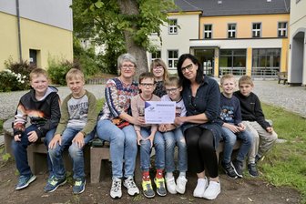 Förderschule im Erzgebirge braucht Spenden für neuen Schulhof - Die Kinder aus der 2. Klasse freuen sich auf ihren neuen Schulhof. Für das Projekt werden Spenden gebraucht. Manila Weidlich (M., rechts) übergab an Klassenlehrerin Jacqueline Hoffmann eine Spende von 500 Euro, die bei einer Tombola zum Saisonabschluss im „Icehouse“ Aue als Erlös zusammengekommen sind.