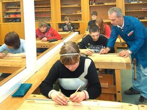 Förderschulen auf dem Vormarsch - <p class="artikelinhalt">Unter Anleitung von Gerolf Krumbiegel im Fach Arbeitslehre Klasse 7 der Flöhaer Lernförderschule erwerben die Schüler Kenntnisse in der Holzbearbeitung. </p>
