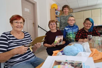 Förderung für Stadtteiltreff in Aue endet - Wie geht es jetzt weiter? - Brunhilde Schumacher, Heidrun Hausmann, Leon und Michaela Lang (von links) beim Bastelnachmittag im Stadtteiltreff in Aue. Betreut wird dieser von Elisabeth Stiehler vom Verein „Help“ (hinten).