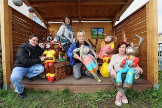 Förderung gestrichen: Zwickauer Kreativ-Werkstatt muss nach 20 Jahren schließen - Im vergangenen Jahr haben die Projektteilnehmer die Osterhasenfamilie zum letzten Mal aufgestellt.