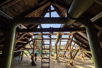 Förderverein beschert altem Borstendorfer Kulturhaus ein neues Dach - Auf einer der beiden schmalen Seiten wurde das Dach des Altbaus am Samstag komplett entfernt.