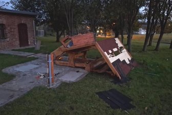 Förderverein Geringswalde geschockt über Vandalismus - Die Sitzgruppe des Rastplatzes am Bahnwärterhäuschen in Geringswalde ist kaum noch als solche zu erkennen, nachdem Vandalen gewütet hatten.