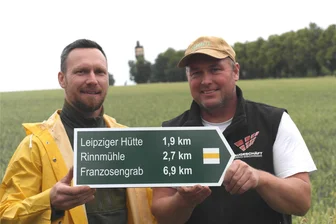 Förderverein Geringswalde schickt Wanderer auf Drei-Wälder-Runde - Frank Wagenbichler (l.) und Mirko Eschner vom Förderverein zeigen eines der neuen Schilder des Rundwanderweges.