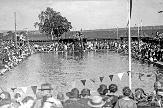 Förderverein hilft, Freibad in Leubnitz für die Saison fit zu machen - Das Leubnitzer Freibad in den 1930er-Jahren. Familien mit Kleinkindern und Senioren fühlen sich auch heute dort wohl.