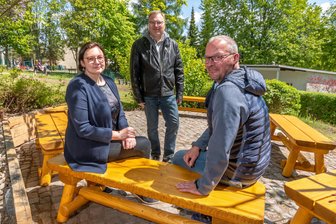 Förderverein im Erzgebirge ermöglicht Unterricht unter freiem Himmel - Mandy Klemm und Jan Reuther (vorn v. l.) und Bernd Erler freuen sich über die neuen Bänke.
