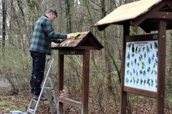 Förderverein putzt Tiergehege heraus - Beim Frühjahrsputz im Tiergehege wurden auch die Infotafeln in Ordnung gebracht.