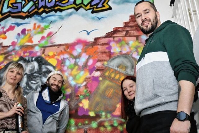 Förderverein setzt Kunstprojekt um - Nicole Wolf vom Förderverein der Schule "Am Zeisigwald", Künstler Georg Schatz, Nicole Eisfeld (Förderverein) sowie Erzieher Ronny Petzke (Foto von links) haben sich vor dem Graffiti-Werk platziert.