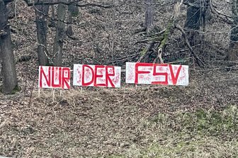 Förderverein „Wildenfelser Zwischengebirge“ entsetzt: FSV-Fans übermalen historische Protestplakate - Dieser Woche wurde der Schriftzug „Der Berg bleibt“ im Wildenfelser Zwischengebirge von FSV-Fans übermalt.