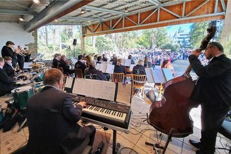 Förderverein will Waldbühne in Augustusburg beleben - Die Fips-Fleischer-Gala lockte am 1. Mai etwa 500 Besucher zur Augustusburger Waldbühne.