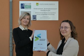 Förderzentrum in Oelsnitz erhält Qualitätssiegel - Das Förderzentrum „Am Bergbaumuseum“ hat das Qualitätssiegel für Berufliche Orientierung erhalten – im Bild Ina Natschke, Lehrerin der Werkstufe Förderschwerpunkt geistige Entwicklung (l.), und Monique Pohl, Fachleiterin für den Förderschwerpunkt Lernen (r.).