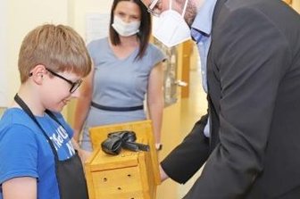 Förderzentrum meistert die Krisenzeit - Christiano aus der vierten Klasse überreicht Kultusminister Christian Piwarz, hier mit Susan Leithoff, einen Nistkasten. 