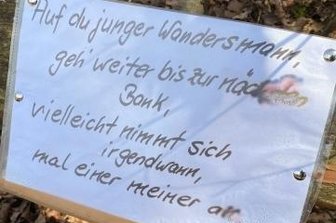 Förster arbeiten an Bank-Inventur im Wald - Die Schilder an den kaputten Wald-Bänken in Erdmannsdorf.