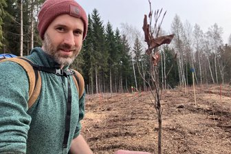 Förster aus dem Vogtland experimentiert mit exotischen Baumarten - Revierleiter Nick Schubert legt auf Sachsenforst-Flächen gern Versuchswälder an. Exotische Bäume wie die Libanonzeder oder die Orientbuche könnten hier heimisch werden.
