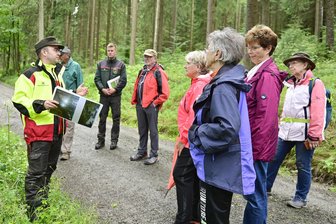 Förster erklärt Arbeiten im Wald: Das läuft am Klingenthaler Dürrenbach - Sascha Barthel (links) informierte interessierte Naturfreunde über seit 2024 realisierte Maßnahmen im Bereich Dürrenbach.