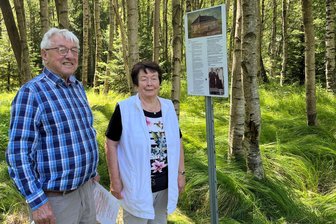 Försterehepaar vor 80 Jahren im Erzgebirge ermordet: Was in Böhmisch Reizenhain geschah - Günter und Monika Marx auf der alten Salzstraße, die hier durch Böhmisch Reizenhain führte.