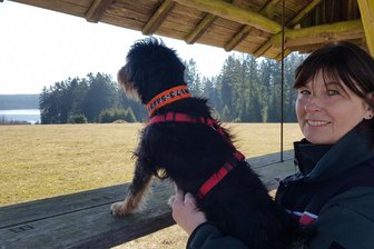 Försterin wechselt an die Talsperre Muldenberg - Gabriele Thomae mit Jagdterrier Kira oberhalb der Talsperre Muldenberg.