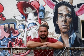 "Fokus liegt auf dem ländlichen Raum" - Tobias Winkler, Vorsitzender des Blinklicht-Vereins, an der mit Graffiti neugestalteten Fassade des Domizils an der Pappelstraße in Niederlungwitz. 