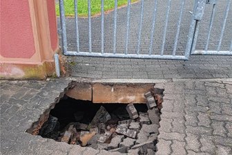 Folgen des Hochwassers werden sichtbar: Straße in Adorf eingestürzt - An der Adorfer Hauptstraße brach am Mittwoch plötzlich die Straße ein. 