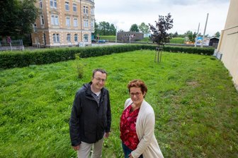Folgen des Klimawandels: Plauens Bäume in Not - Auf dieser Grünfläche an der Ecke Rückert-/Pausaer Straße sollen im Herbst sogenannte Klimabäume gepflanzt werden. Die Rathaus-Mitarbeiter Carmen Kretzschmar und Ulf Merkel haben dafür den Hut auf. 