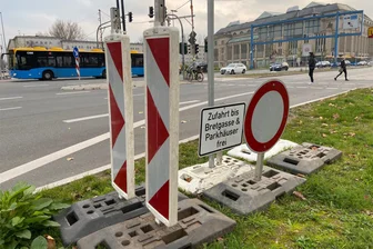 Folgenreiche Sperrung in Chemnitzer Innenstadt: Bahnhofstraße ab Montag dicht - Die Verbotsschilder für die Sperrung der Bahnhofstraße stehen an der Kreuzung zum Johannisplatz schon bereit.