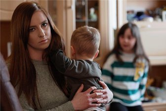 Folgenschwerer Besuch in der Ukraine: Warum eine Mutter aus Crimmitschau um ihren Lebensgefährten bangt - Kristina Haut mit ihren Kindern. Ihr Lebensgefährte wird an der ukrainischen Grenze festgehalten.