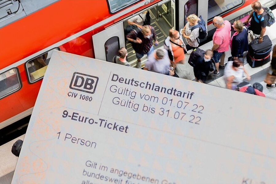 Folgt dem 9-Euro-Ticket ein preisgünstiger Klimafahrschein? - Das 9-Euro-Ticket hat deutlich mehr Menschen zum Fahren mit öffentlichen Verkehrsmitteln gebracht als vor der Einführung. Nun wird um eine Nachfolgeregelung für das auslaufende Modell gerungen. 