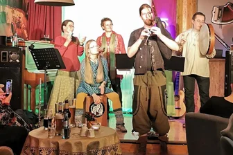 Folk aus aller Welt: Zwei Bands musizieren im Erdalchimistenclub in Freiberg - Die Gruppe Urtrunk spielt Folkmusik aus verschiedenen Ländern, und das seit 1996 in wechselnder Besetzung.