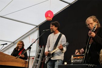 Folkrock mit Pusteblume in Stelzen - Die Kultband Pusteblume auf der Bühne.