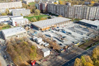 Fondsgesellschaft übernimmt neuen Rewe-Standort in Plauen: Was passiert nach dem Eigentümerwechsel? - Das Nahversorgungszentrum in Plauen-Chrieschwitz während der Bauarbeiten am 2. November 2022 aus der Vogelperspektive. Die GRR Group aus Nürnberg ist neuer Eigentümer. Wichtigster Mieter ist Rewe (Mitte). Das Gebäude rechts ist ebenfalls vermietet, während der Bau links noch ungenutzt ist.