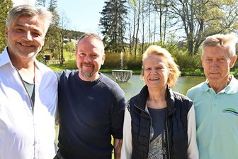 Fontäne im Naturbad von Bad Elster sprudelt wieder - Enthüllt wurde die Fontäne vom Vorstand des Fördervereins mit Dieter Lorenz, Andrea Kern, Mike Ahnert und Detlef Schlott (von rechts).
