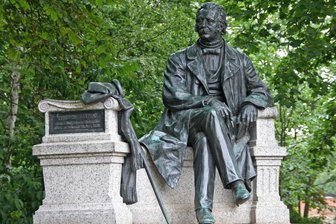 Fontane im Fokus: Plauener Literaturverein Goethekreis lädt ein - Die Fontane-Geburtsstadt Neuruppin hat dem „Dichter der Mark“ ein Denkmal errichtet.