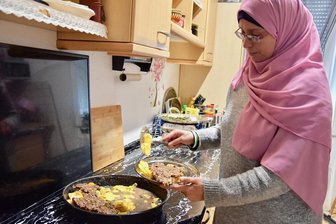 Food-Festival am Gemeindehaus: Geflüchtete laden in Limbach-Oberfrohna zum Kosten ein - Mary Al Aboud hat am Donnerstag mit ihren Vorbereitungen für das Food-Festival begonnen. Sie will am heutigen Freitagnachmittag ein Fleischgericht aus ihrer Heimat anbieten. 