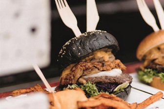 Foodie-Tipp in Freiberg: Das Streetfood-Festival macht am Wochenende auf dem Schlossplatz halt - Das Streetfood-Festival findet in Freiberg vom 20. bis 22. Oktober auf dem Schlossplatz statt. Zusammenkommen unterschiedliche Landesküchen und Food-Trends.