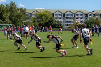 Football-Fieber in Freiberg: 18 Mannschaften kämpfen auf dem Platz der Einheit um den Titel - Die U16 der Freiberg Specters kämpfen um die Mitteldeutsche Meisterschaft in der Football-Variante, die bei Olympia 2028 in Los Angeles ihre Premiere feiert.