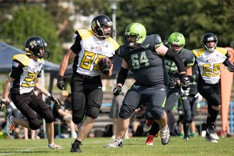 Footballer der Freiberg Phantoms auf Spielersuche - In der vergangenen Oberliga-Saison blieben die Freiberg Phantoms um Rico Wolf, hier im Duell gegen die Leipzig Hawks, sieglos. Nach zwei Absagen wurde das Team sogar aus der Liga ausgeschlossen.