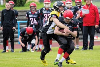 Footballer der Freiberg Phantoms vor dem nächsten Sachsenderby - Nach den Crusaders - hier wird ein Chemnitzer von Moritz Niklas Kluwe (l.) gestoppt - kommt das nächste sächsische Team nach Freiberg.